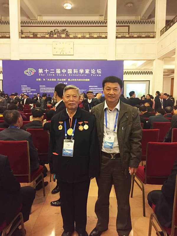 董事长与参会科学家合影