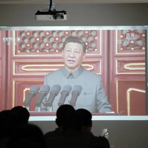 收看庆祝中国共产党成立100周年大会 (1)